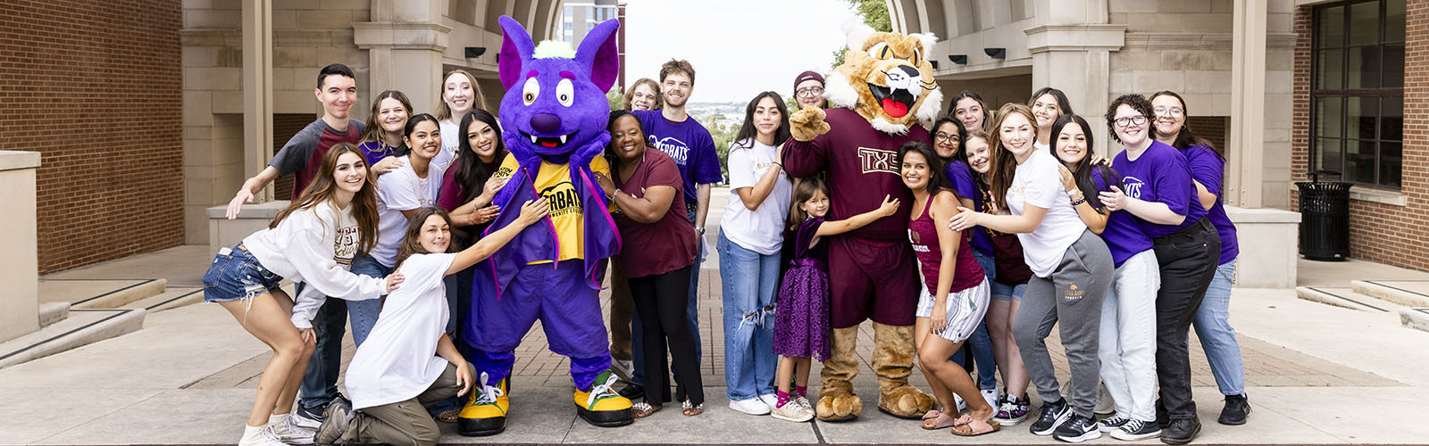 蝙蝠到猫:正规赌博平台到德州转移 | Austin Community College District Texas State University and 正规赌博平台 students pose together on Texas State's campus.